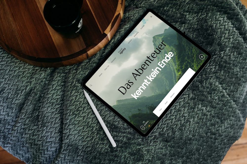 Reise-Buchungsplatform Homepage präsentiert auf einem Tablet